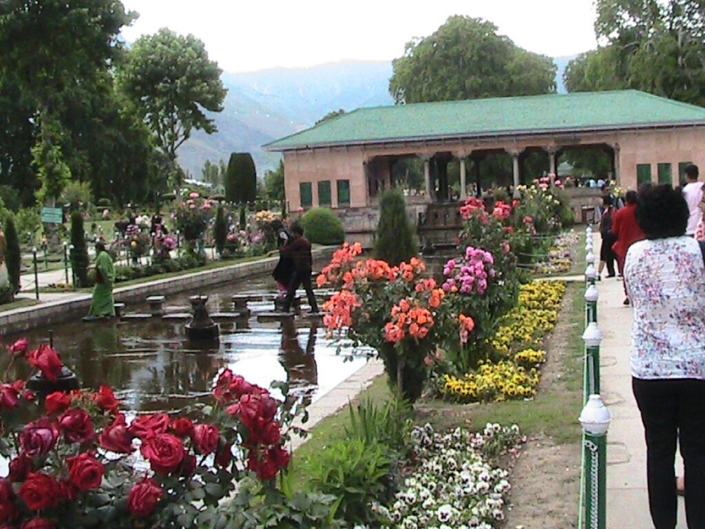 mughal gardens in srinagar kashmir