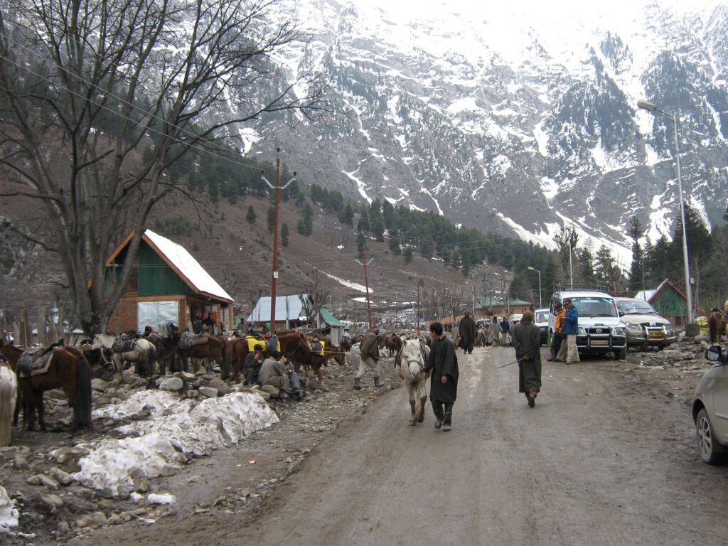 snow at the entry point of sonmarg kashmir